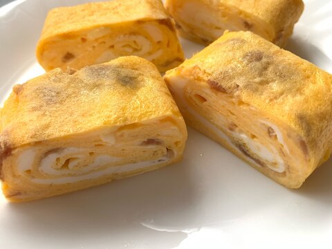 ☆お弁当☆簡単 梅とチーズの卵焼き